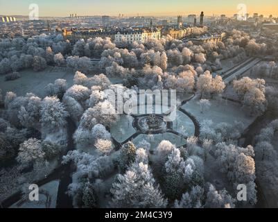 Prise de vue aérienne de Park Circus, Glasgow depuis le parc Kelvingrove avec tous les arbres couverts de givre après plusieurs jours de températures inférieures à zéro. Banque D'Images