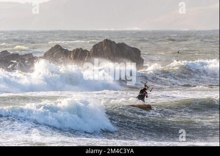 Garretstown, West Cork, Irlande. 20th décembre 2022. Les surfeurs de cerf-volant étaient en vigueur à Garretstown Beach aujourd'hui, ce qui a fait le maximum des vents forts, qui ont frappé 35KMH. Crédit : AG News/Alay Live News Banque D'Images