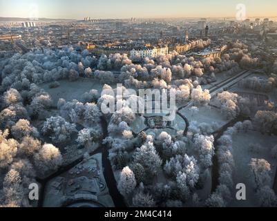 Prise de vue aérienne de Park Circus, Glasgow depuis le parc Kelvingrove avec tous les arbres couverts de givre après plusieurs jours de températures inférieures à zéro. Banque D'Images