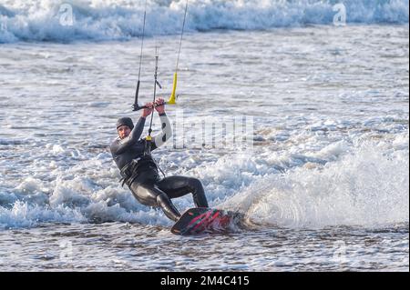 Garretstown, West Cork, Irlande. 20th décembre 2022. Les surfeurs de cerf-volant étaient en vigueur à Garretstown Beach aujourd'hui, ce qui a fait le maximum des vents forts, qui ont frappé 35KMH. Crédit : AG News/Alay Live News Banque D'Images