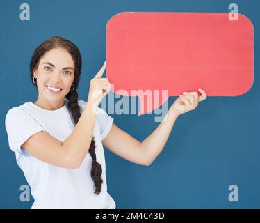 Médias sociaux, mockup ou femme en studio avec bulle de la parole pour le marketing, le placement de produit ou l'espace de marquage. Portrait, publicité ou fille heureuse Banque D'Images