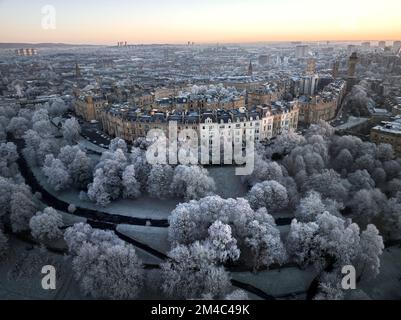 Prise de vue aérienne de Park Circus, Glasgow depuis le parc Kelvingrove avec tous les arbres couverts de givre après plusieurs jours de températures inférieures à zéro. Banque D'Images