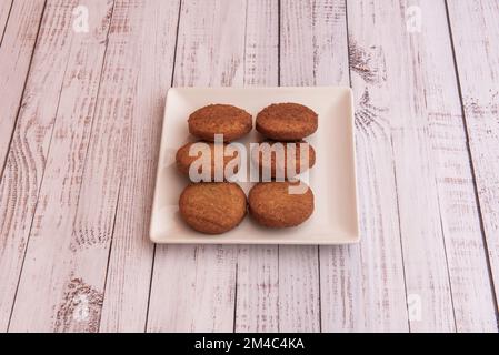 Un plateau de pilules de falafel de fruits sur une table blanche Banque D'Images