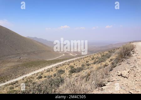 Vue sur les environs de la montagne des 7 couleurs, à humahuaca, sur une journée fumée due aux feux de forêt Banque D'Images