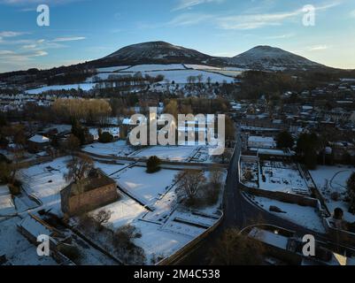 Prise de vue aérienne de l'abbaye de Melrose et des Eildons avec une couche de neige et de gel au coucher du soleil, par une belle journée d'hiver en décembre. Banque D'Images