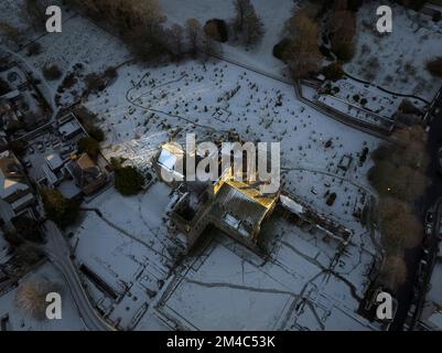 Photo aérienne de l'abbaye de Melrose avec une couche de neige et de gel au coucher du soleil, le jour d'hiver de décembre. Banque D'Images