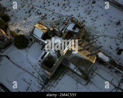 Photo aérienne de l'abbaye de Melrose avec une couche de neige et de gel au coucher du soleil, le jour d'hiver de décembre. Banque D'Images