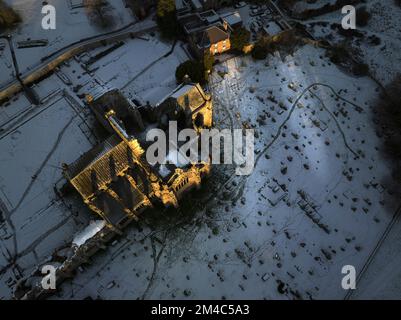 Photo aérienne de l'abbaye de Melrose avec une couche de neige et de gel au coucher du soleil, le jour d'hiver de décembre. Banque D'Images