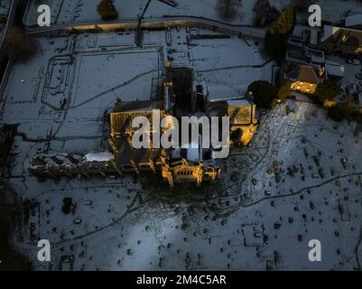 Photo aérienne de l'abbaye de Melrose avec une couche de neige et de gel au coucher du soleil, le jour d'hiver de décembre. Banque D'Images