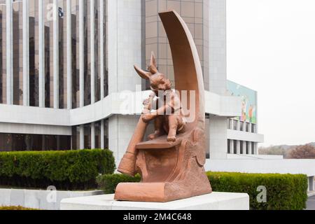 Statue en face du Palais des enfants de Mangyongdae, Palais des enfants de l'école à Pyongyang, Corée du Nord Banque D'Images