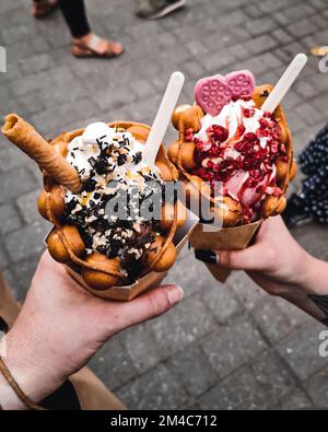 Une main tenant une glace à gaufre Banque D'Images