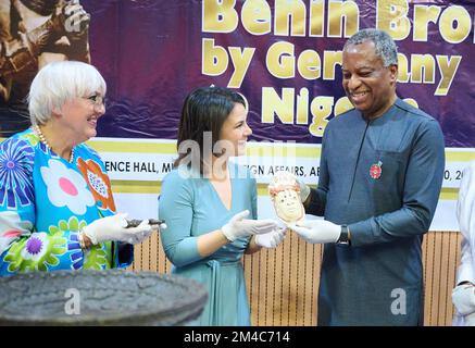 Abuja, Nigéria. 20th décembre 2022. Claudia Roth, secrétaire d'Etat allemande à la Culture, et Annalena Baerbock, ministre des Affaires étrangères, retournent les premières pièces des bronzes du Bénin au ministre nigérian des Affaires étrangères, Geoffrey Onyeama. Au ministre nigérian des Affaires étrangères, Geoffrey Onyeama. Credit: Annette Riedl/dpa/Alay Live News Banque D'Images