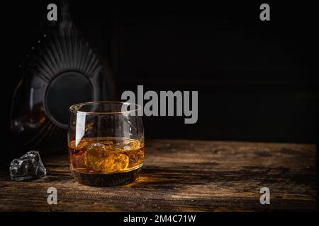 Avec de la glace dans des verres à whisky Banque D'Images
