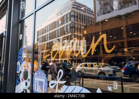 New York, Etats-Unis - 26 novembre 2022: Panneau extérieur Levain Bakery, un élément de base de la ville de New York connu pour ses cookies super épais. Banque D'Images