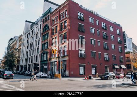 New York, Etats-Unis - 26 novembre 2022 : vue sur les bâtiments de la rue Lafayette, une grande rue nord-sud de Lower Manhattan. Banque D'Images