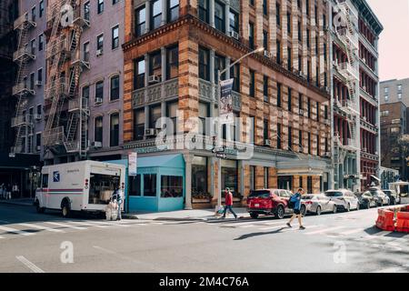 New York, Etats-Unis - 26 novembre 2022: Les gens marchent sur la rue 4th Ouest. Situé dans Lower Manhattan, West 4th Street a toujours été un centre du Village Banque D'Images