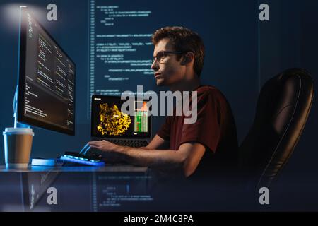 Développeur de programme indépendant travaillant sur un nouveau logiciel d'application, vérifiant le codage dans le système de bugging, assis dans une chaise confortable, tapant devant un pc, isolé sur un mur numérique avec code Banque D'Images