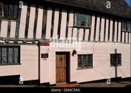 Aménagement décoratif moderne - dessins et modèles estampillés en plâtre humide - au rez-de-chaussée Prentice Street façade de Brett House, maisons anciennes à pans de bois et un entrepôt construit en 1400s ou 1500s dans la ville prospère de laine et de tissu de Lavenham, Suffolk, Angleterre, Royaume-Uni. Banque D'Images