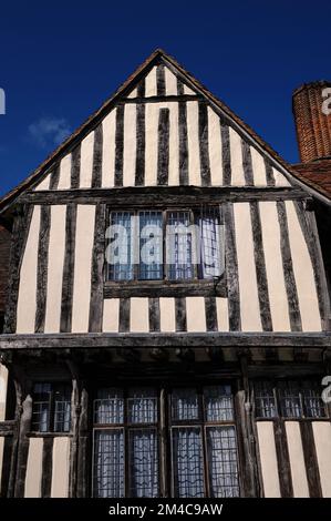 Bois de chêne ancien et briques en dents de scie sur les arbres d'une cheminée de 1600s: pignon de l'est attaché à la jetée de l'aile nord de la croix de l'hôtel Swan à Lavenham, Suffolk, Angleterre, Royaume-Uni, basé autour d'un guildhall médiéval qui est devenu le Hall de laine où les marchands échangeait la laine et le tissu. Banque D'Images