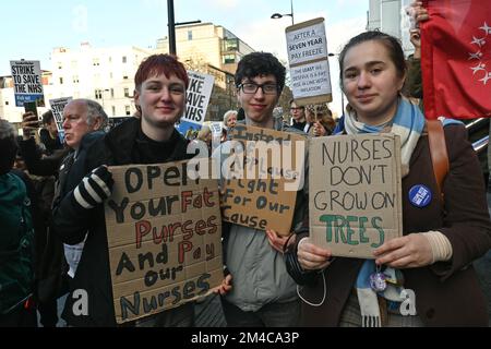 Londres, Royaume-Uni. 20th décembre 2022. Juste salaire pour les infirmières Marche pour le personnel du NHS dans leur lutte pour rendre notre service de santé à la démonstration de sécurité à l'hôpital universitaire de Collège, Euston Road. Banque D'Images