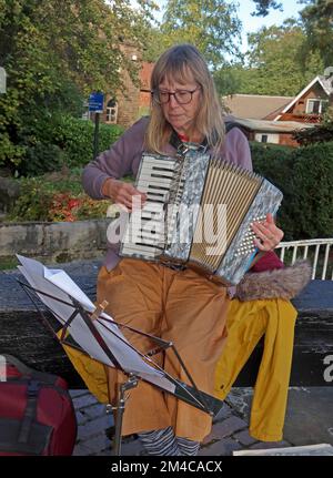 Musiciens sur le chemin de halage du canal de la forêt de Peak, vol à écluse, Marple, Stockport, Cheshire, ANGLETERRE, ROYAUME-UNI, SK6 5LD Banque D'Images