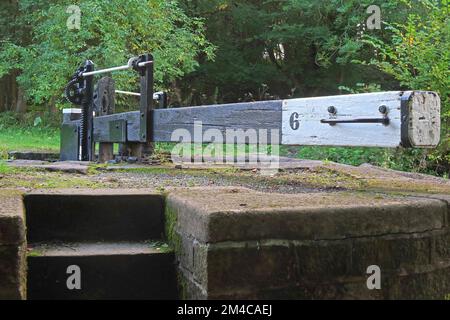 No 6, écluses sur le canal de la forêt de Peak, Marple, Stockport, Cheshire, Angleterre, ROYAUME-UNI, SK6 6BN Banque D'Images