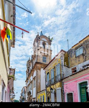 Vieilles maisons et églises dans le quartier de Pelourinho dans la ville de Salvador à Bahia Banque D'Images
