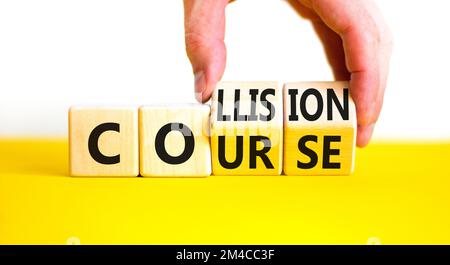 Symbole de trajectoire de collision. Concept Word collision course sur des cubes en bois. Magnifique table jaune fond blanc. Main d'homme d'affaires. Collision professionnelle Banque D'Images