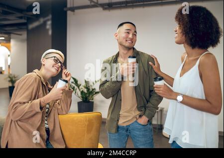 Un employé de bureau flirte avec des dames pendant la pause-café Banque D'Images