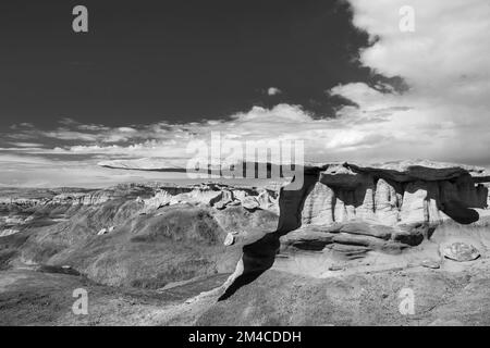 Photographie du roi des ailes, une formation bizarre de roche et d'argile érodée, près de Nageezi, Nouveau-Mexique, États-Unis. Banque D'Images