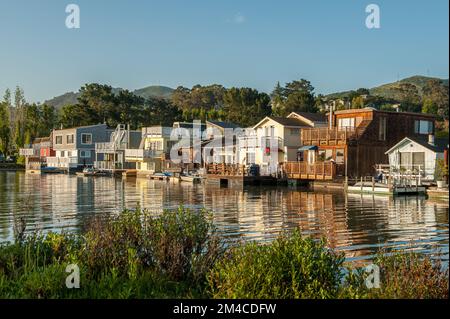 Sausalito est une ville idyllique à l'extérieur de San Francisco, située sur les rives de la baie de San Francisco, dans le comté de Marin, en Californie. Il est célèbre pour sa houseboat comm Banque D'Images