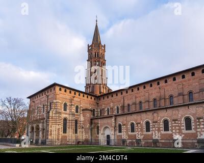 Vue panoramique sur le paysage du site historique de la basilique Saint-Sernin, Toulouse, France Banque D'Images