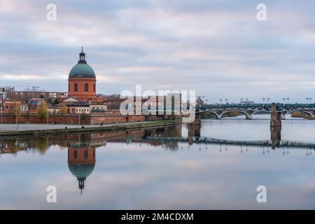 Vue panoramique sur le dôme de la chapelle Saint-Joseph de la tombe et le pont Saint-Pierre avec réflexion sur la Garonne, Toulouse, France Banque D'Images