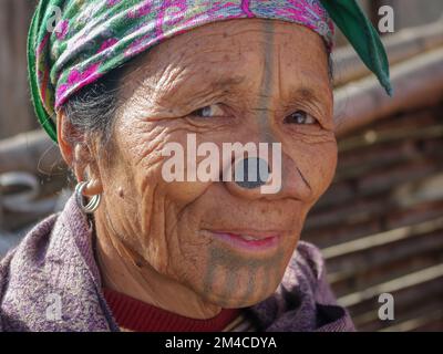 Ziro, Arunachal Pradesh, Inde - 02 19 2013 : Portrait d'une femme tribale d'Apatani d'âge moyen avec tatouages faciaux traditionnels et prises de nez Banque D'Images