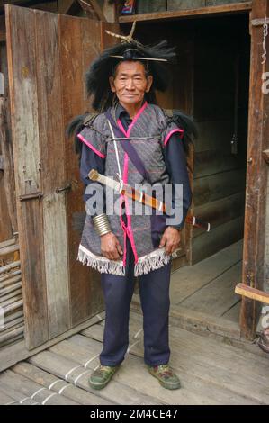 Ziro, Arunachal Pradesh, Inde - 03 05 2014 : Portrait complet du chaman tribal des Apatani avec un pain traditionnel en costume rituel Banque D'Images