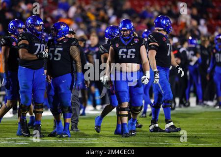 Boise State Broncos le gardien droit Ben Dooley (66) et le reste de la ligne offensive prennent le terrain pendant le 2nd quart du Frisco Bowl colle 2022 Banque D'Images