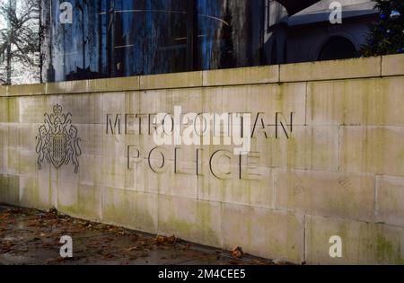 Londres, Royaume-Uni. 20th décembre 2022. Panneau de police métropolitaine à l'extérieur du New Scotland Yard. Banque D'Images