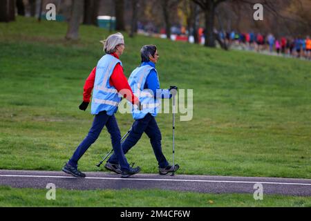 Parkwalkers photographiés participant à un événement Parkwalk Parkrun à Portsmouth, Hampshire, Royaume-Uni. Banque D'Images