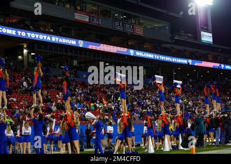 Bosie State Broncos cheerleaders à la tête de la foule pendant le 2nd quart du match de football de l'université de Frisco Bowl 2022, au stade Toyota samedi, D Banque D'Images