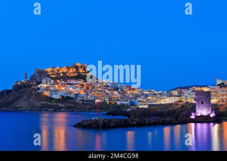 Vue panoramique au crépuscule sur le château médiéval, la cathédrale et les maisons colorées de Castelsardo (province de Sassari) en Sardaigne, Italie Banque D'Images