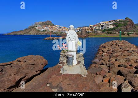 Statue d'un saint dans le port de plaisance de Castelsardo (province de Sassari) sur l'île de Sardaigne, Italie Banque D'Images