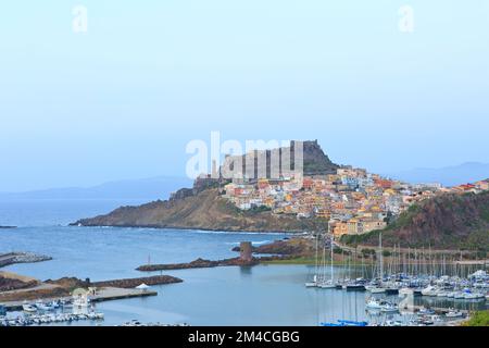 Vue panoramique sur la marina, le château médiéval, la cathédrale et les maisons colorées de Castelsardo (province de Sassari) en Sardaigne, Italie Banque D'Images