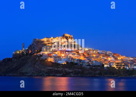 Vue panoramique au crépuscule sur le château médiéval, la cathédrale et les maisons colorées de Castelsardo (province de Sassari) en Sardaigne, Italie Banque D'Images