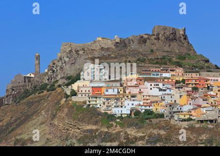 Vue panoramique sur le château médiéval, la cathédrale et les maisons colorées de Castelsardo (province de Sassari) sur l'île de Sardaigne, Italie Banque D'Images