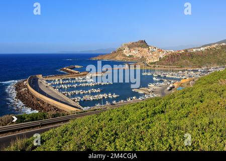 Vue panoramique sur la marina, le château médiéval, la cathédrale et les maisons colorées de Castelsardo (province de Sassari) en Sardaigne, Italie Banque D'Images