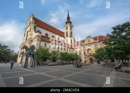 Place Moravie avec église Saint Thomas, galerie Moravie et statue du courage - Brno, République Tchèque Banque D'Images