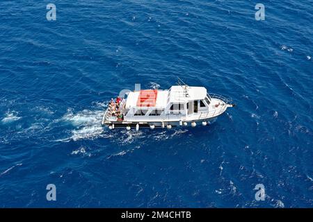 Mykonos, Grèce - juin 2022 : petit bateau utilisé pour transporter les passagers d'un bateau de croisière vers le port de la ville Banque D'Images