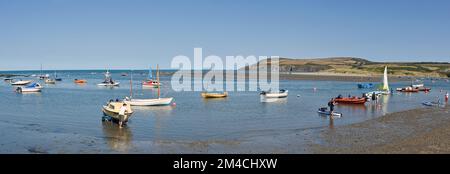 Newport, Pembrokeshire, pays de Galles - août 2022 : vue panoramique sur les bateaux dans le port à marée basse Banque D'Images