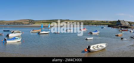 Newport, Pembrokeshire, pays de Galles - août 2022 : vue panoramique sur les bateaux dans le port à marée basse Banque D'Images