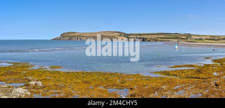 Newport, Pembrokeshire, pays de Galles - août 2022 : vue panoramique sur la plage et la côte à marée basse Banque D'Images